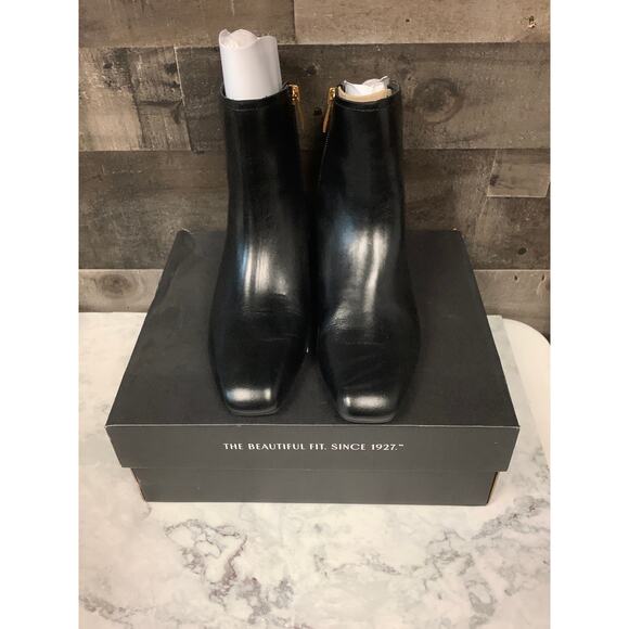 Naturalizer Women's 5.5M Black Leather Raffee Ankle Bootie Edgy Classy LB8-2 - Picture 2 of 13